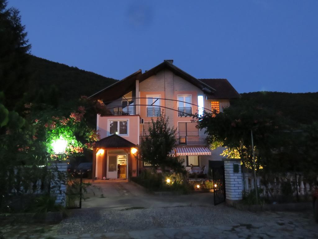 Villa Artemida Kulen Vakuf Exterior photo